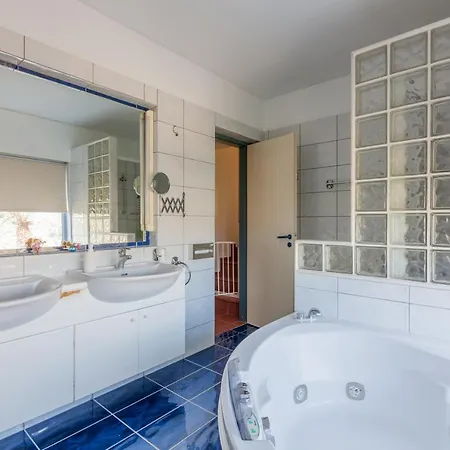 Serenity With Pool, Kalesa Heraklion Villa
